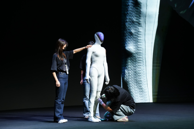 机器人，到底谁在买