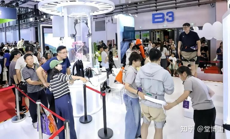 83岁老人排队20分钟只为试穿：背后是3.1亿老人的”行动自由”梦