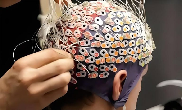 修复瘫痪、增强常人，脑机接口会成未来人类「外挂」吗？