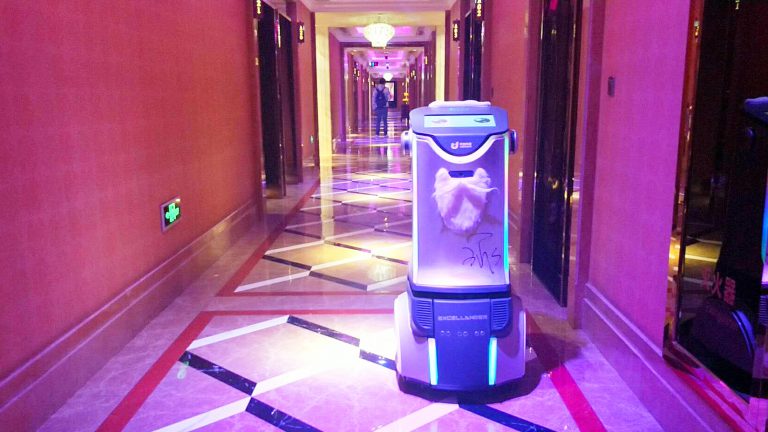 “兄妹”狂融近20亿，在KTV上班，每天服务25万人次