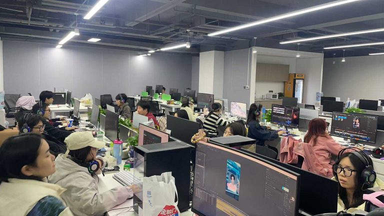 月薪3000的职校生，正在「干掉」北影导演