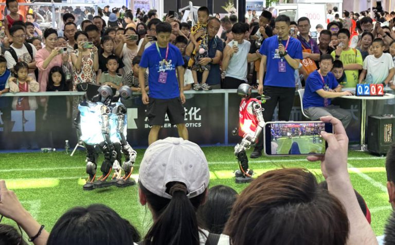 九位具身大佬谈：去年量产遭遇了哪些难题，今年落地仍有哪些瓶颈？