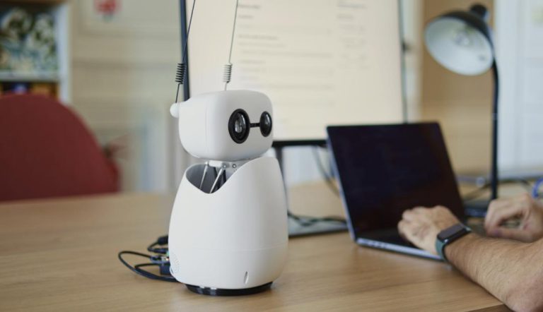 OpenClaw 上，正在长出一整个“AI 硬件”生态