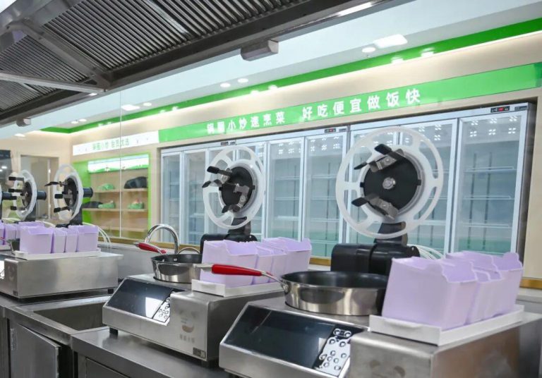锅圈开小炒店：AI炒菜机器人掌勺，3分钟现炒出餐，不设堂食